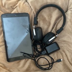 Playster8 Android Tablet and headphones